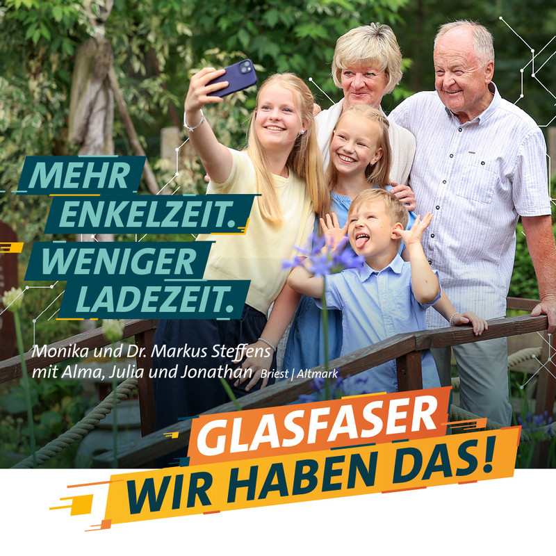 Familie Steffens hinter dem Schriftzug "Mehr Enkelzeit. Weniger Ladezeit."