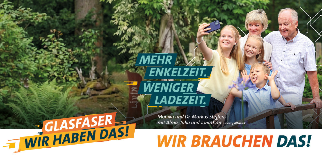 Familie Steffens hinter dem Schriftzug "Mehr Enkelzeit - Weniger Ladezeit"