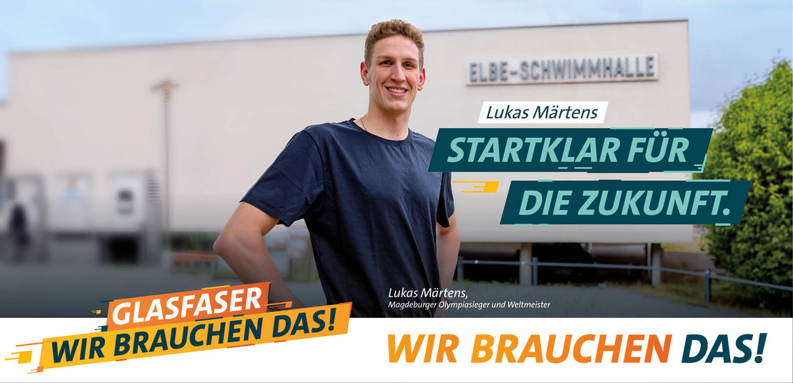 Lukas Märtens vor der Elbeschwimmhalle