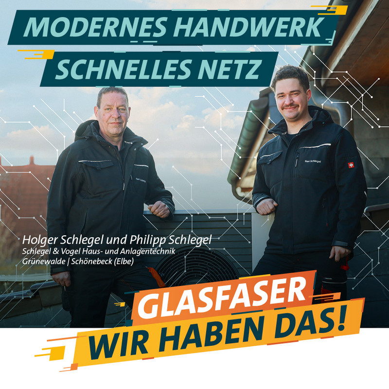 Holger Schlegel und Philipp Schlegel hinter dem blauen Schriftzug "Modernes Handwerk - Schnelles Netz"