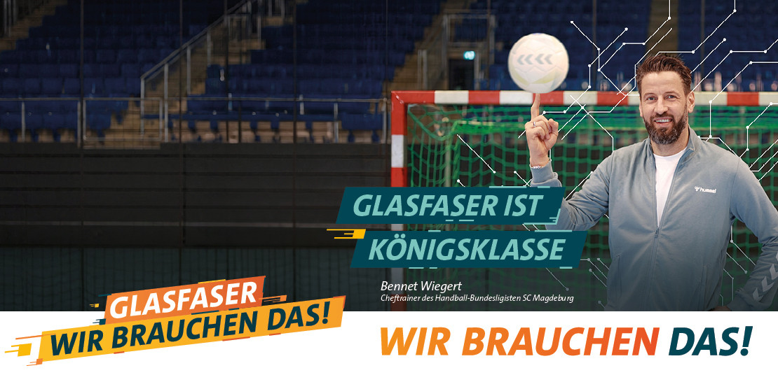SCM-Trainer Bennet Wiegert mit Handball hinter dem Schriftzug "Glasfaser ist Königsklasse"