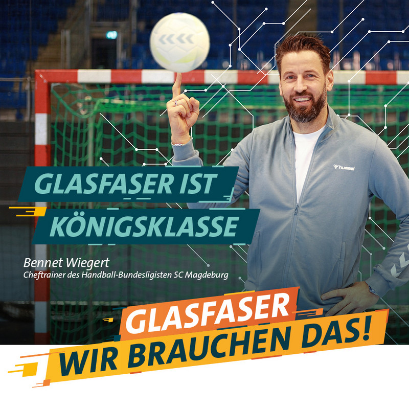 SCM-Trainer Bennet Wiegert mit Handball hinter blauem Text: "Glasfaser ist Königsklasse"